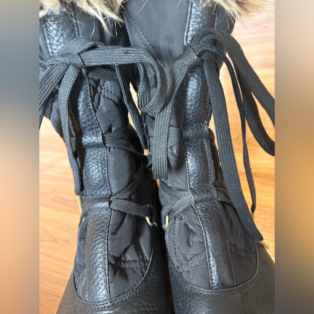 Women's Lands End Black Faux Fur Trim Lace Up Winter Boots Sz 7B Rubber Sole - Picture 7 of 9